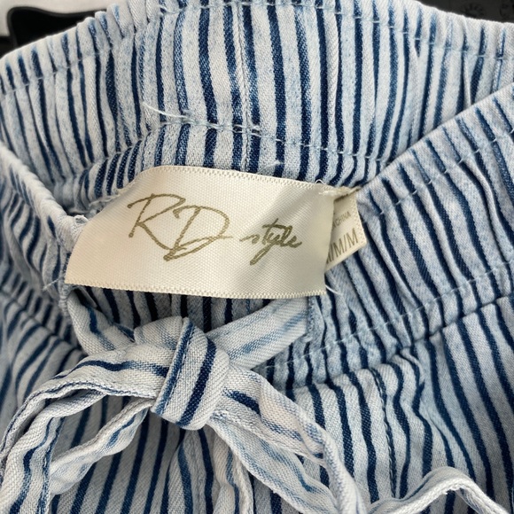 Relaxed Fit Acid Washed Jean Short - Size M - Picture 2 of 5